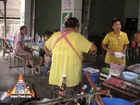 Thai Sidewalk Vendors: Kanchanaburi Open-Air Restauarant: Jae Nid