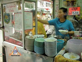 Bangkok Sidewalk Vendor Joke 38  - Preparing the Joke