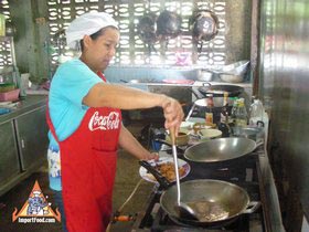 Thai Sidewalk Vendors: Kanchanaburi Open-Air Restauarant: Prik Keang - Jaesong