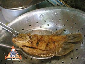 Thai Sidewalk Vendors: Kanchanaburi Open-Air Restauarant: Prik Keang - Fried Local Fish