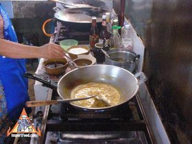 Thai Sidewalk Vendors: Kanchanaburi Open-Air Restauarant: Prik Keang