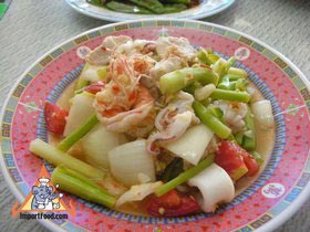 Thai Sidewalk Vendors: Kanchanaburi Open-Air Restauarant: Prik Keang - Yum Salad