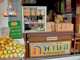 Famous Bangkok Shop Offers Sticky Rice With Mango 'Kao Neeo Korpanich'