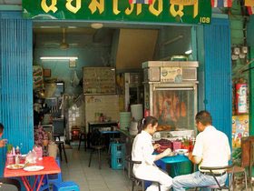 Bangkok Vendor Offers BBQ Red Pork in Gravy