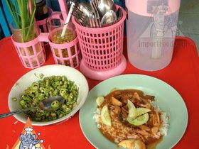 Bangkok Vendor Offers BBQ Red Pork in Gravy