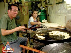 Bangkok Sidewalk Vendor Offers Thai Donuts, 'Pa Tong Ko'
