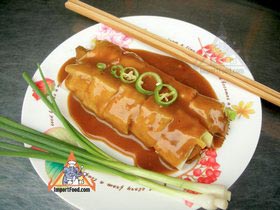 Bangkok Sidewalk Vendor Udom Pochana Offers Beef Stew Over Rice and Curry Rice - Fresh spring rolls with sauce