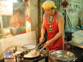 Bangkok Sidewalk Vendor At Soi Thong Lor Offers Radna - Cooking Radna