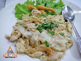 Bangkok Sidewalk Vendor At Soi Thong Lor Offers Radna - Kway Tee Kua Gai