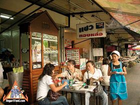 Bangkok Sidewalk Vendor Saew Offers Homemade Meatball Noodle Soup - Sidewalk Eating at Saew