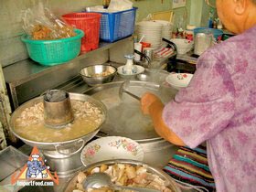 Bangkok Sidewalk Vendor Offers Pig Brain Soup, 'Samong Moo'