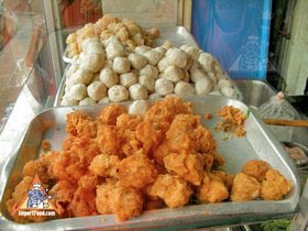 Bangkok Sidewalk Vendor Offers Pig Brain Soup, 'Samong Moo' - Crispy meatballs, fish balls