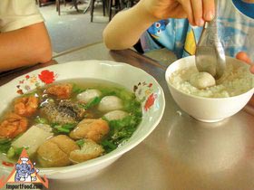 Bangkok Sidewalk Vendor Offers Pig Brain Soup, 'Samong Moo' - Mixed meatball soup