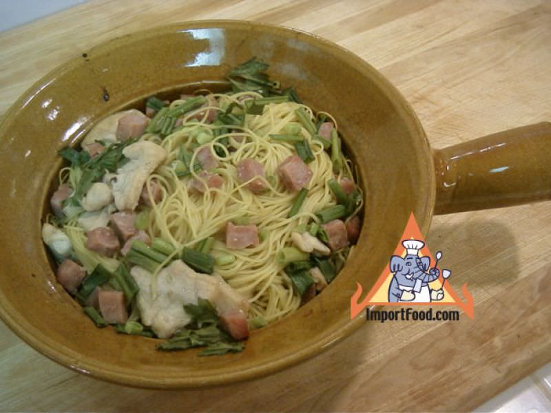 Thai-Style Noodles Baked in Clay Pot, 'Bamee Gai Op Mor Din'