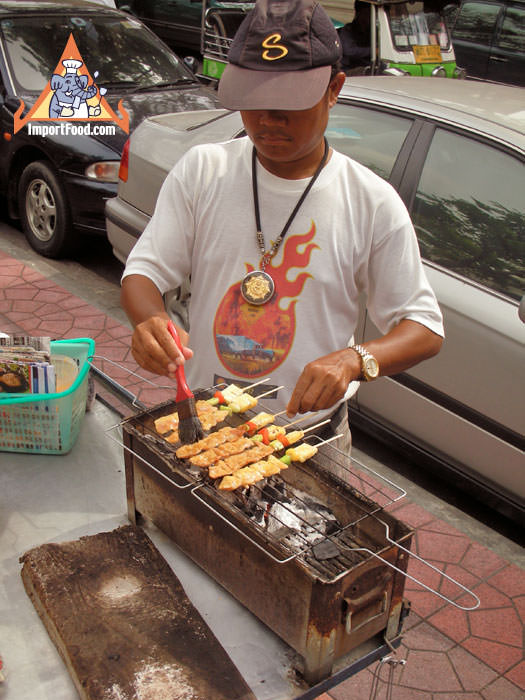 vendor pork chicken beef prepares skewers thai vendors importfood barbecue