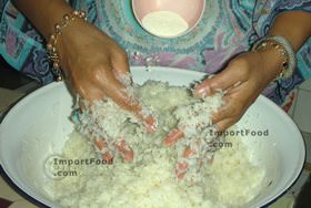 Step9 Sprinkle ground up yeast ball over rice