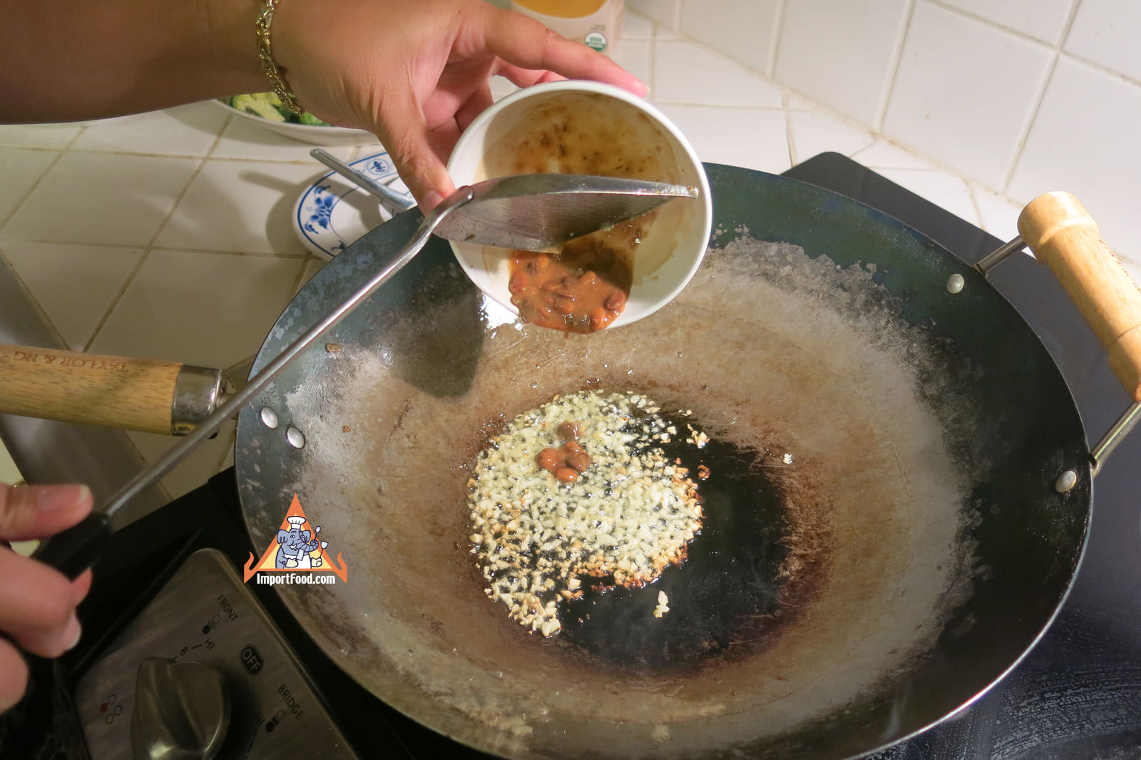 Add yellow bean sauce to fried garlic