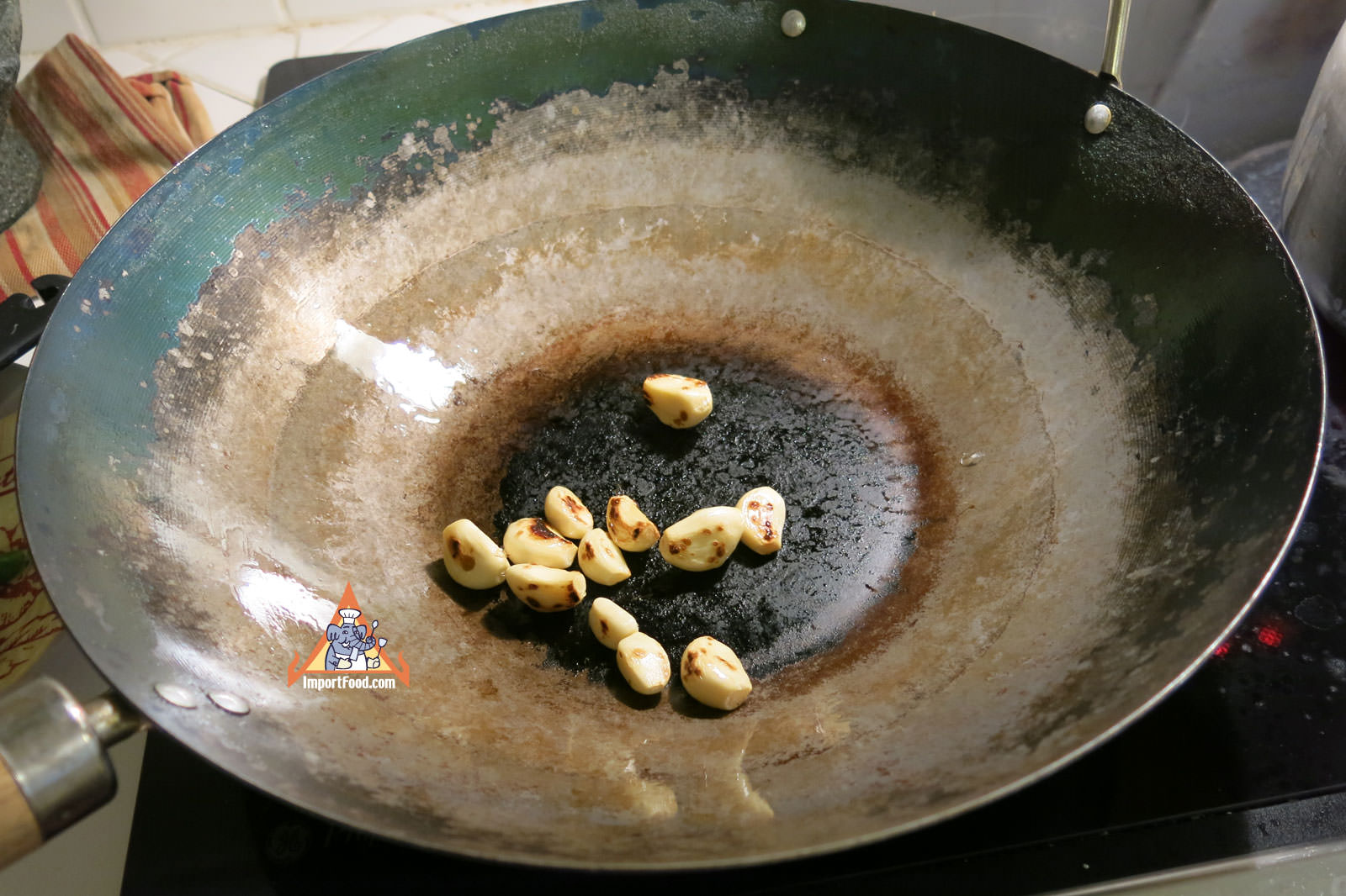 Garlic on dry wok