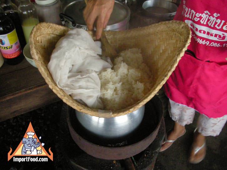 https://importfood.com/images/videogallery/stickyrice/thai-sticky-rice-how-to-make-it-04.jpg