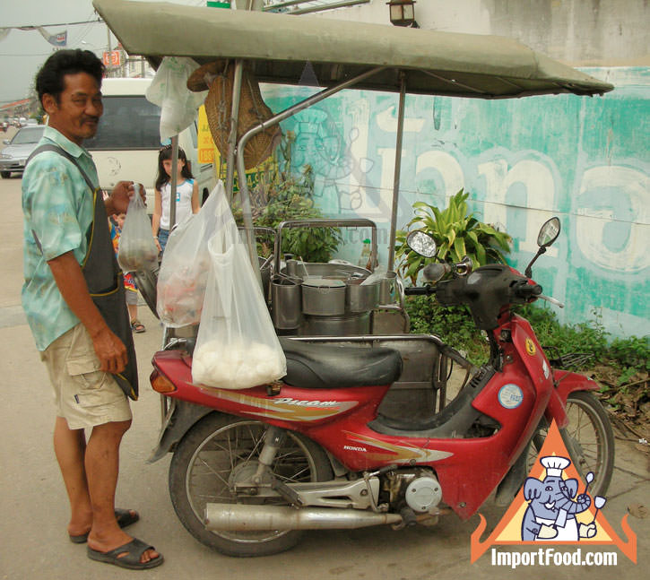Thai Street Vendor Prepares Chinese-Style Soup, Gra Pawt Pla Tae
