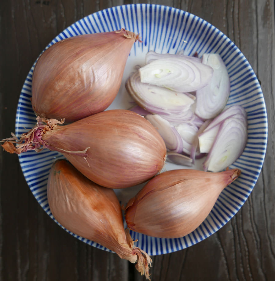 Premium Photo  Shallots or red onion purple shallots on basket fresh  shallot for medicinal products or herbs and spices thai food made from this  raw shallot