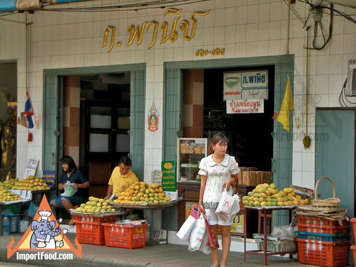 Kao Neeo Korpanich Offers Sticky Rice With Mango