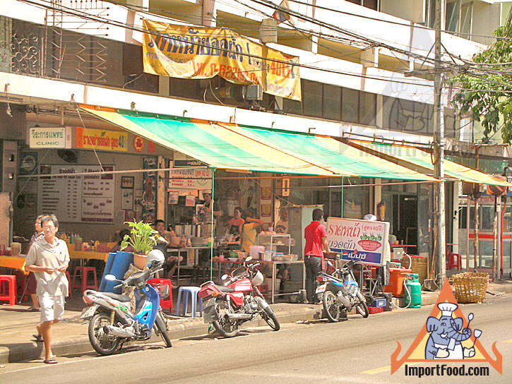 Bangkok Sidewalk Vendor Radna Yod Pak Offers Noodles in Gravy