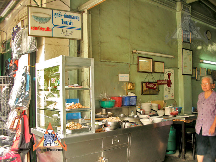 Bangkok Sidewalk Vendor Offers Pig Brain Soup, Samong Moo