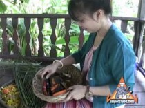 Thai Vegetable Carving: Carrot Flower